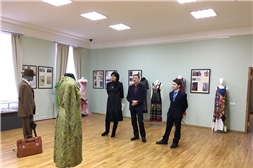 Сотрудники госархива посетили презентацию выставки «Политика и мода»