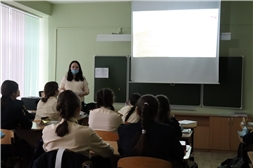 Сотрудники госархива провели тематический урок со школьниками