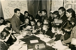 80 лет Неделе детской и юношеской книги («Книжкиным именинам») (Проводится ежегодно с 1944 г. Первые «Книжные именины» прошли по инициативе Л. Кассиля в 1943 г. в Москве)